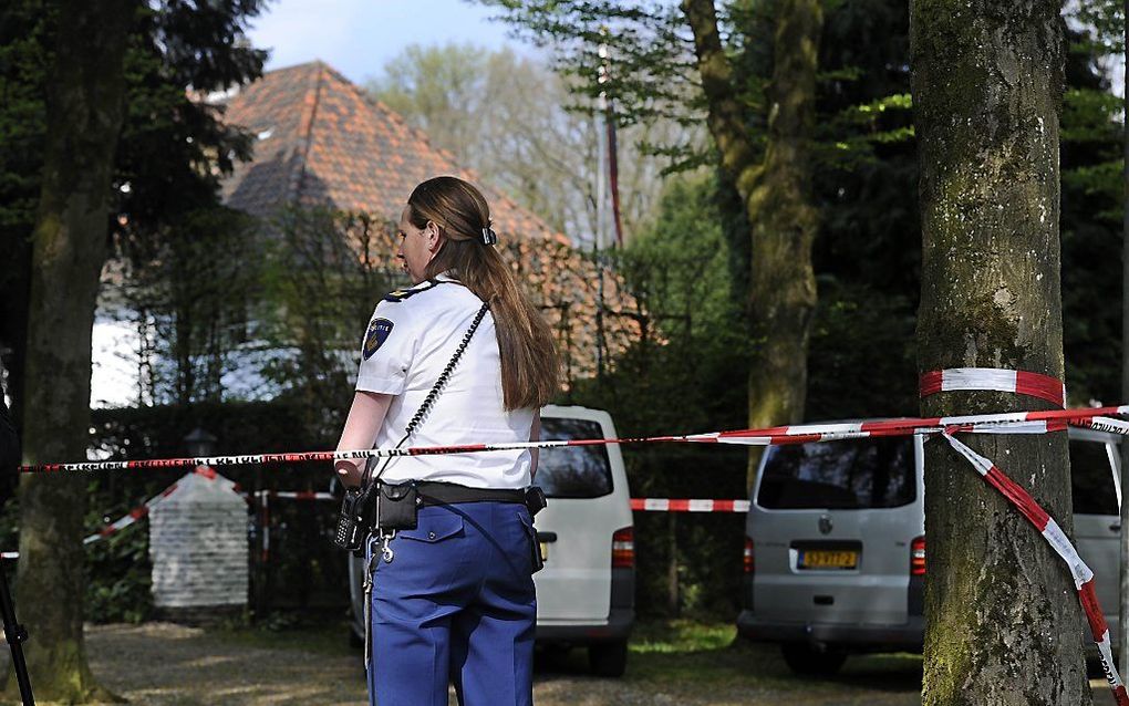 Politie doet onderzoek bij het huis in Laren, waar voormalig topman Jan Peter Schmittmann (57) van ABN Amro, zijn vrouw (57) en hun dochter (22) bij een familiedrama om het leven kwamen. Foto ANP