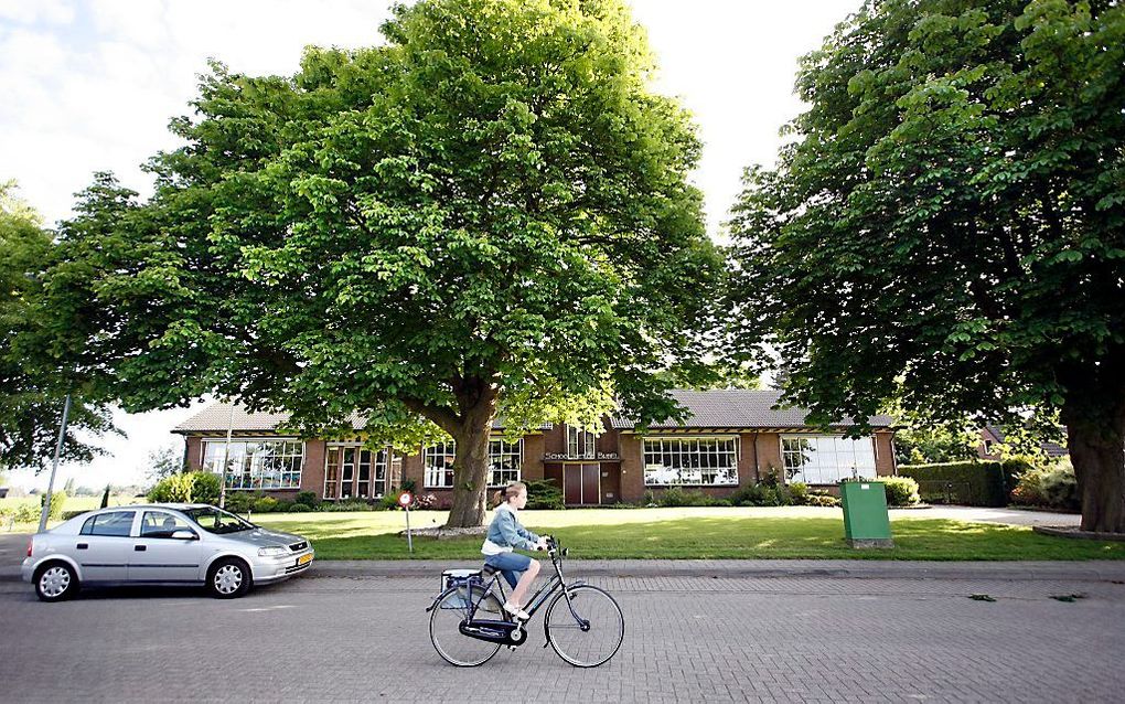 EMST. School met de Bijbel in Emst. Christelijke onderwijskoepels zien met lede ogen aan hoe de homolobby en progressieve partijen morrelen aan de onderwijsvrijheid. beeld Robert Voss