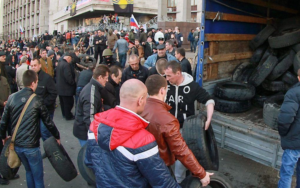 Barricades in Donetsk worden opgebouwd. Foto EPA