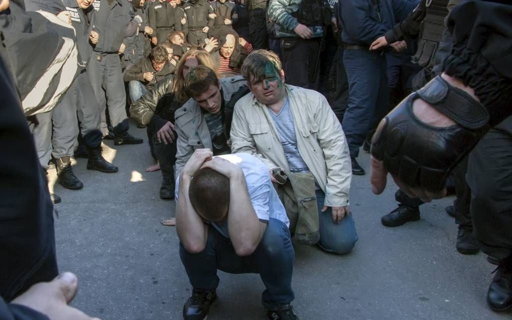 Pro-Russische demonstranten en politieagenten omsingelen leden van de extreem rechtse groep Rechtse Sector. beeld AFP