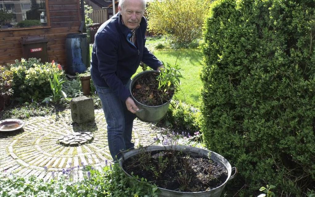 Ridderkerker Teun Rijsdijk met de wasbus waarmee zijn moeder warm water in de teil (voorgrond) gooide voor de wekelijkse wasbeurt. Foto: Dick den Braber