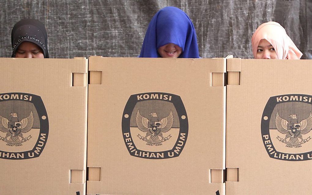 Vrouwen in Jakarta brengen hun stem uit. Foto EPA