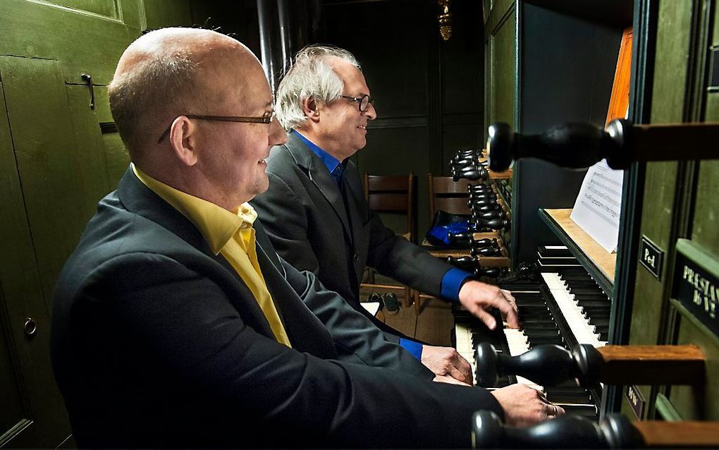 Erwin Wiersinga en Leo van Doeselaar achter het orgel van de Martinikerk. Beeld Peter Wassing