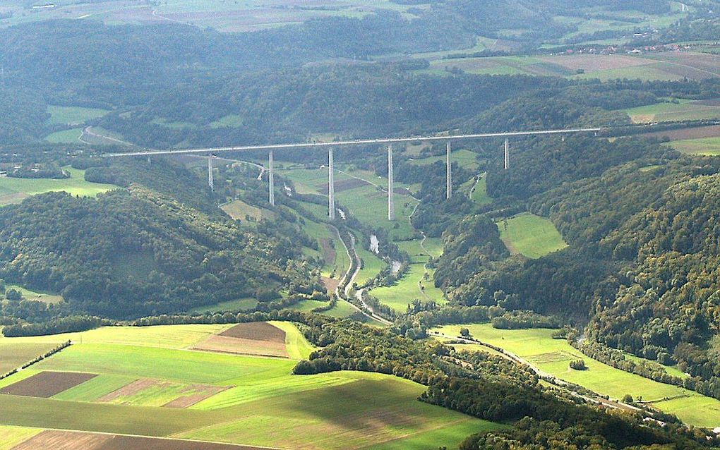 Bij de Kochertalbrücke, de hoogste brug van Duitsland, is zondag een snelwegkerk geopend. Beeld Einklich.net, Wikimedia