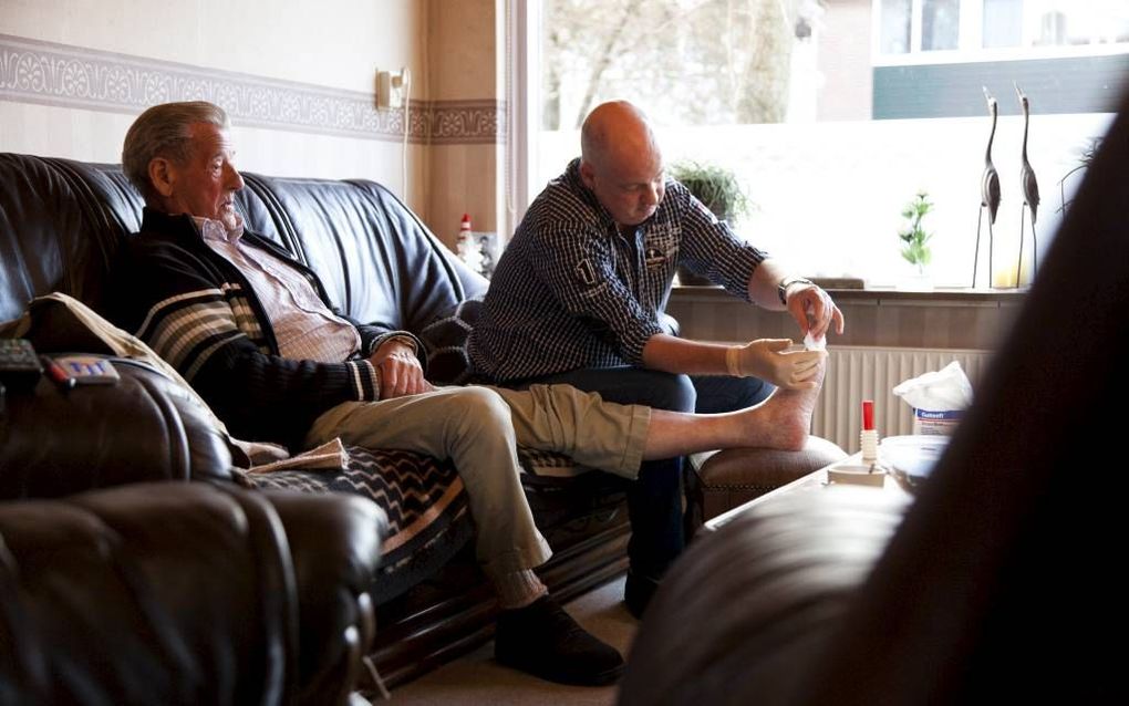 Johnny Rijks in Dinxperlo verzorgt al jaren zijn vader. Door de nieuwe Bijstandswet krijgen ze straks minder geld.  foto Joris Telders