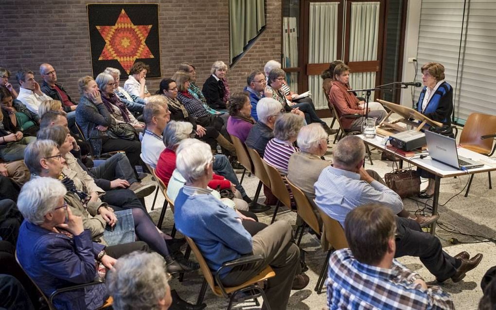 De Joodse psycholoog en holocaustoverlevende Bloeme Evers-Emden (87) sprak gisteravond over haar leven op een avond van het Leerhuis Israël, een initiatief vanuit de hervormde gemeente in Ede om de kennis over Israël en het jodendom te vergroten. beeld Ni