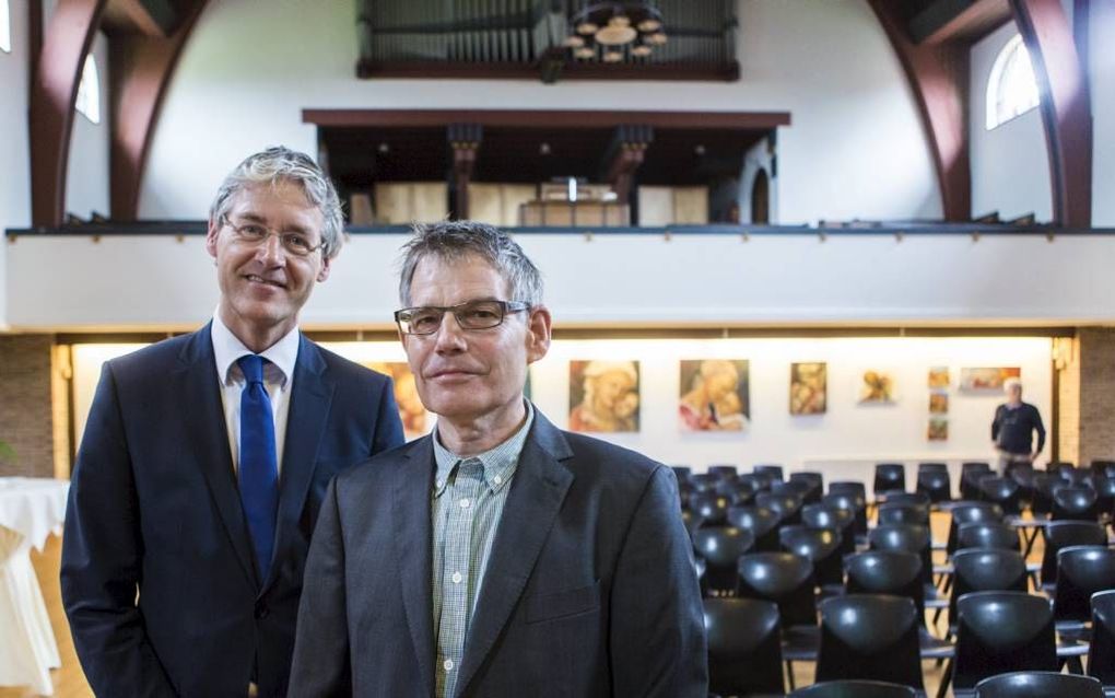 In de Haarlemse Oosterkerk had gisteren een symposium plaats naar aanleiding van het afscheid van ds. R. Knol (r.) als justitiepredikant. Links ChristenUnie-fractievoorzitter Slob. Beeld Ruben Timman