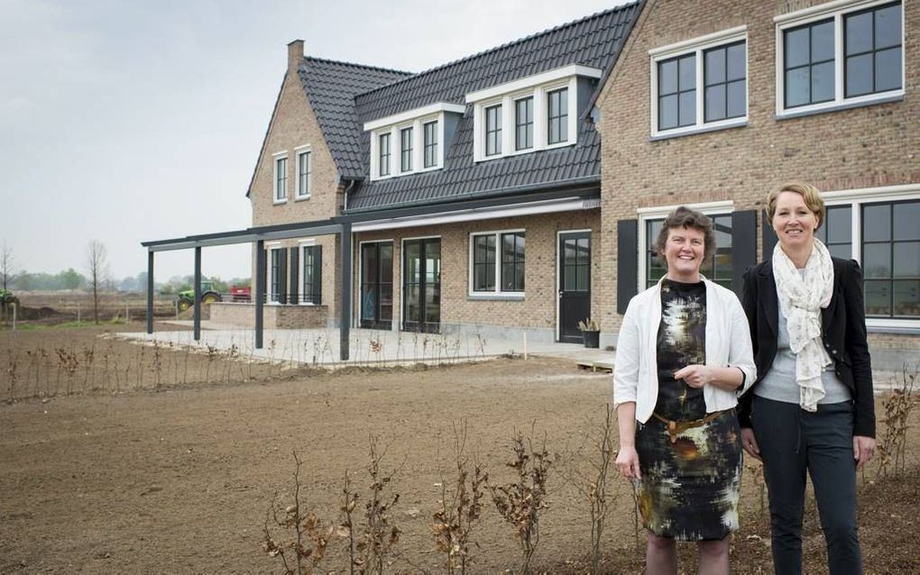 BARNEVELD. Directeur Wilma Stoelinga (l.) en Ilse Vasterman voor het nieuwe gebouw van kinderhospice Binnenveld in Barneveld-Noord. „Ouders zijn soms dag en nacht in touw voor een ziek kind. Dan kan het hospice wat druk van de ketel halen.”  beeld Niek St