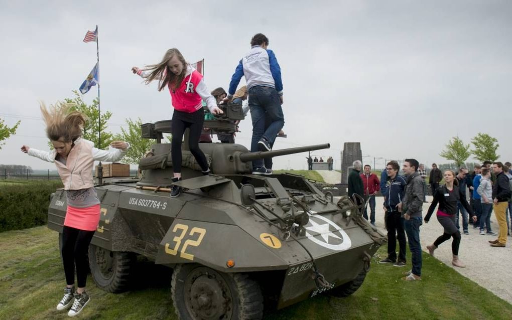 NIEUWDORP. Leerlingen van het Calvijn College en van een middelbare school in Oberhausen in het Duitse Ruhrgebied bezochten gisteren het oorlogsmonument op de Sloedam. Ze ontmoetten elkaar in het kader van een uitwisselingsproject.  beeld Dirk-Jan Gjeltem