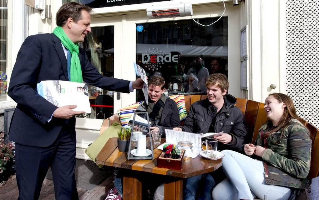 D66-leider Pechtold voert campagne in Leiden waar hij ooit oud-wethouder was voor de gemeenteraadsverkiezingen van 19 maart. beeld ANP