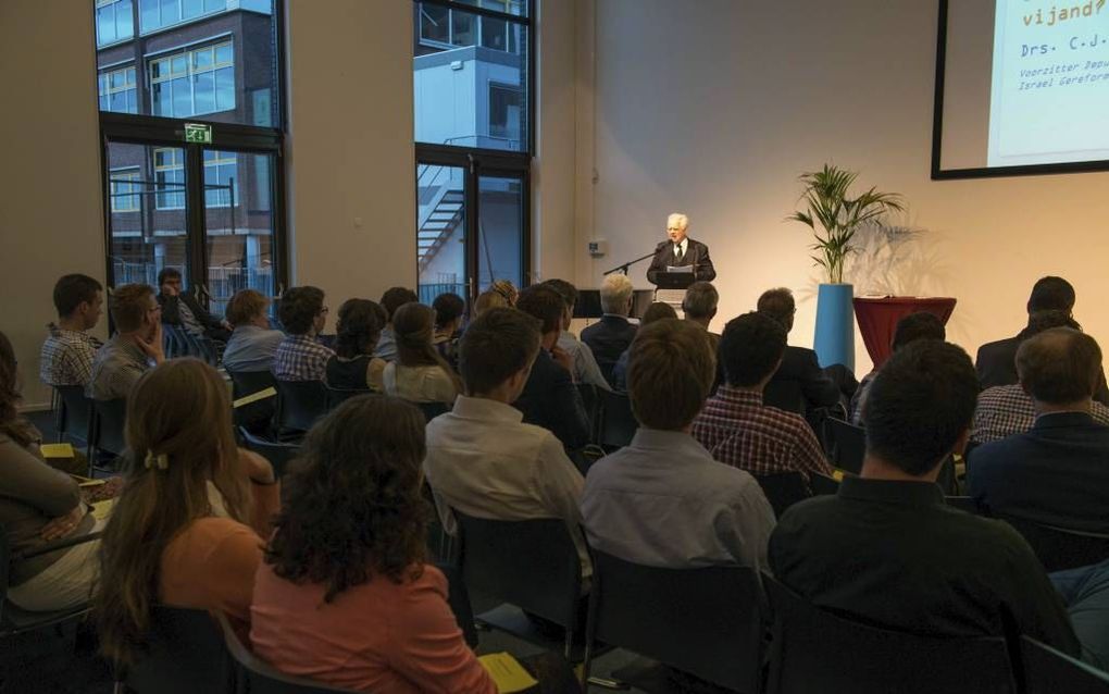 Ds. C. J. Meeuse sprak vrijdag in Gouda op een bijeenkomst over Israël. Christenen die Joden alleen materiële hulp willen bieden, tonen volgens hem een „wrede barmhartigheid.” beeld Cees van der Wal