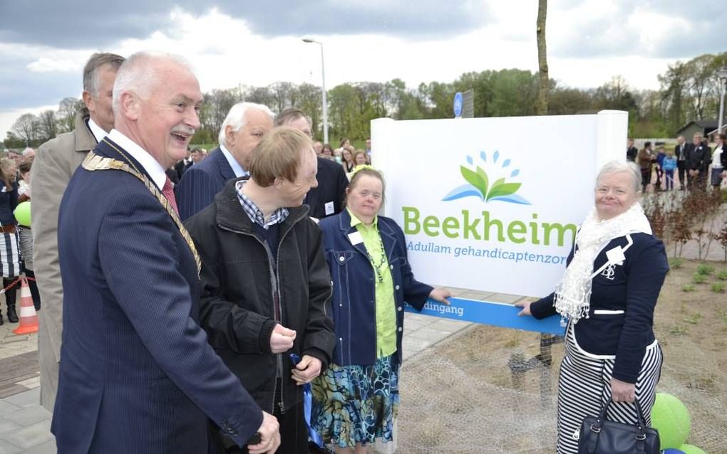 De Barneveldse burgemeester Van Dijk (links) onthulde vrijdag samen met enkele bewoners de naam van de nieuwe woonvoorziening. beeld Adullam