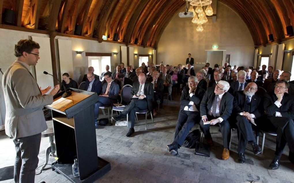 Op initiatief van de eurofractie van de SGP vond vrijdag in kasteel Woerden een symposium plaats over de betekenis van de verbondenheid met Israël. Foto: historicus dr. B. Wallet aan het woord. Hij bekritiseerde de apathie in de media. beeld RD, Anton Dom