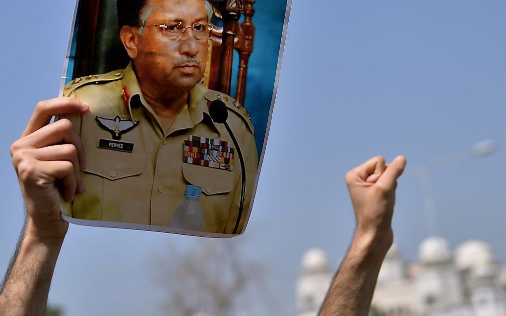 De Pakistaanse autoriteiten nemen drastische maatregelen om het leven van oud-president Pervez Musharraf te beschermen. Nabij de woning van het voormalig staatshoofd in de hoofdstad Islamabad wordt volgens Pakistaanse media een bombestendige muur van zo’n