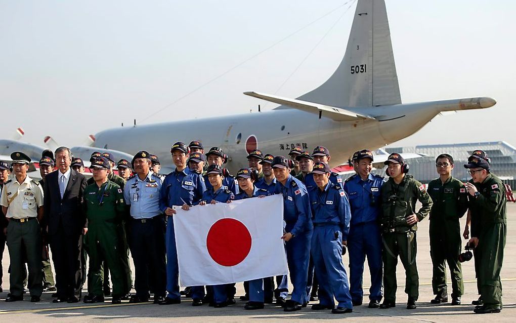 PERTH. Japan schaamt zich steeds minder voor zijn militaire kracht, tot ergernis van buurland China. Leden van de Japanse strijdkrachten zochten de afgelopen tijd mee naar het verdwenen Maleisische vliegtuig. beeld EPA