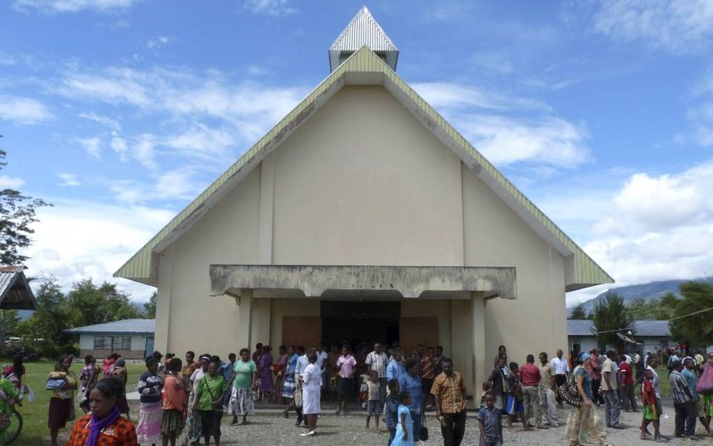 WAMENA. De kerk van de GJPI in Wamena stroomt leeg na de dienst. beeld RD