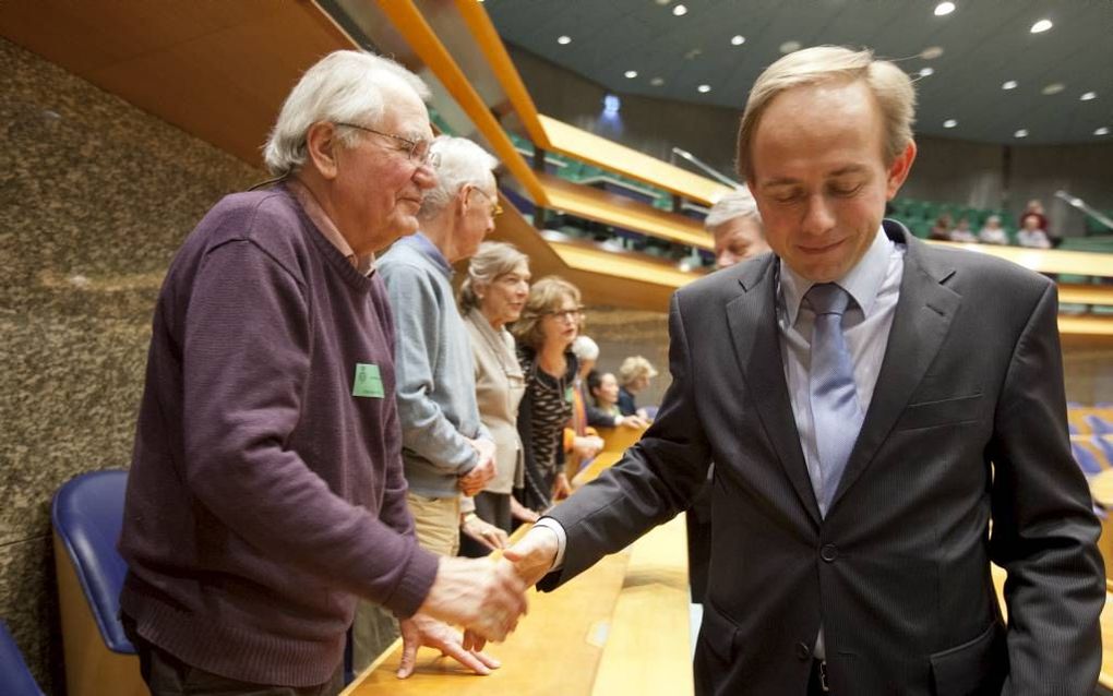 SGP-fractievoorzitter Van der Staaij stelt zich voor aan de woordvoerders van Uit Vrije Wil. Twee jaar geleden verdedigde de initiatiefgroep zijn voorstel voor het legaliseren van hulp bij zelfdoding in de Tweede Kamer. In de samenleving kreeg Uit Vrije W