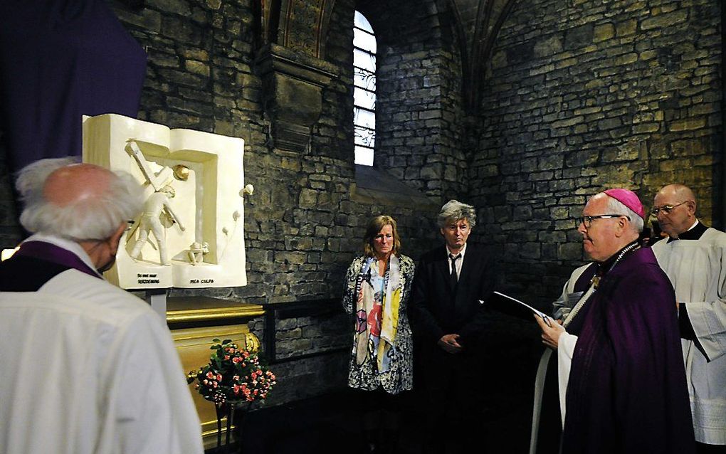 Bisschop Wiertz (rechts) onthulde maandag een kunstwerk voor de slachtoffers van seksueel misbruik tijdens een boeteviering in de Onze Lieve Vrouwebasiliek in Maastricht. Tijdens de dienst wordt er gesproken over het thema seksueel misbruik. beeld ANP