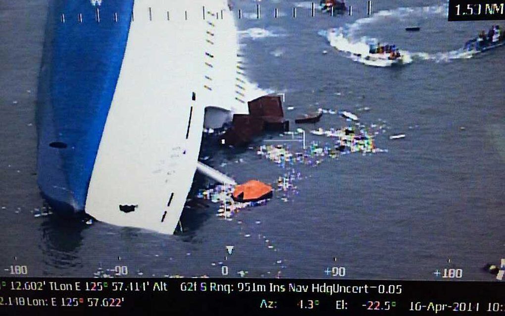 Zeker twee mensen zijn om het leven gekomen toen een grote veerboot zonk bij Zuid-Korea. Dat meldden Zuid-Koreaanse media woensdag. beeld AFP