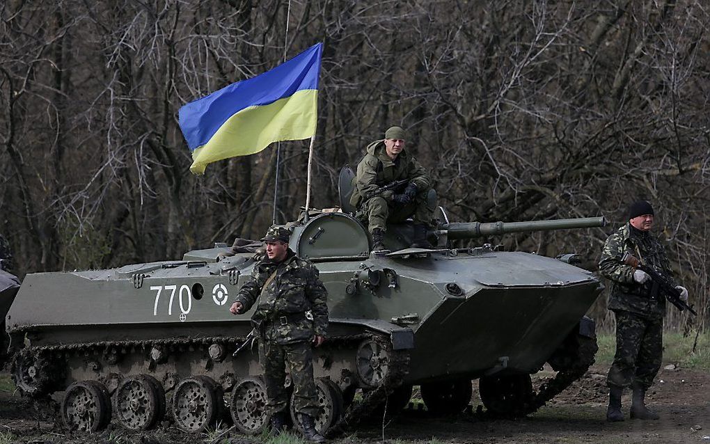 Oekraïense militairen hebben hun tank van de nationale vlag voorzien. beeld EPA