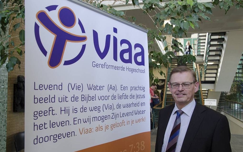 Jacob Schaap, voorzitter van het college van bestuur, onthult de nieuwe naam, Viaa, van de Gereformeerde Hogeschool in Zwolle. foto GH Zwolle