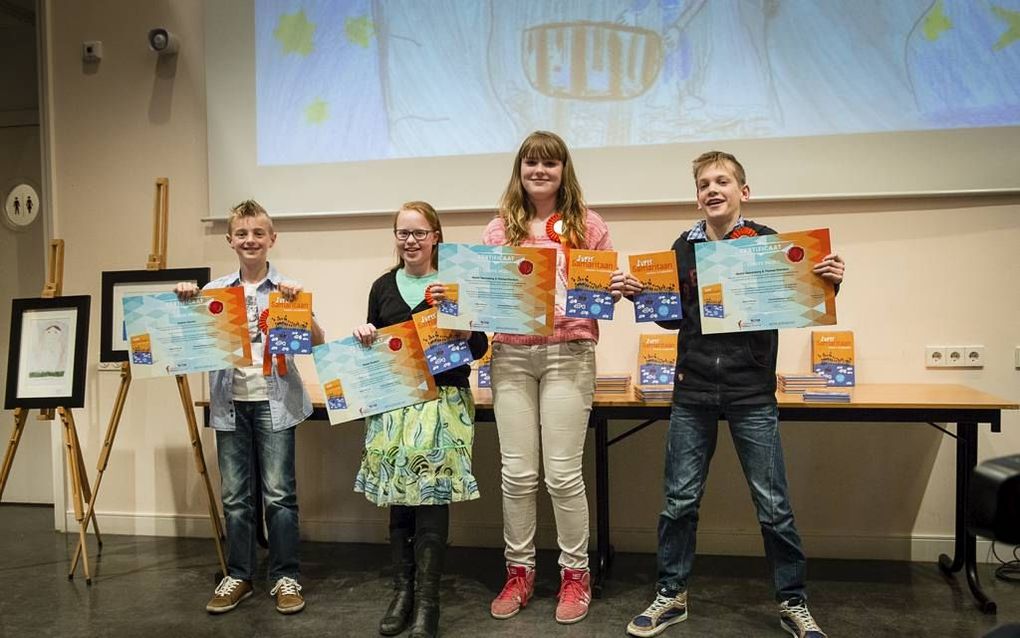 UTRECHT. De vier leerlingen tonen hun eerste prijs zie ze wonnen met hun tekeningen voor de bijzonder kinderbijbel. beeld NBG, Sandra Haverman