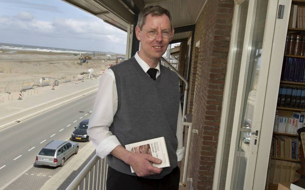 Drs. P. den Ouden, predikant van de hersteld hervormde gemeente in Katwijk, vertaalde een groot aantal brieven van Luther in het Nederlands. Beeld RD, Anton Dommerholt