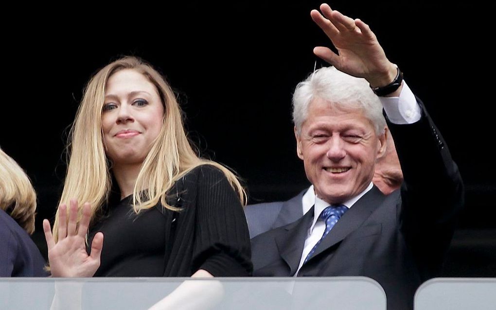 Chelsea Clinton (34) en haar man Marc Mezvinsky verwachten later dit jaar hun eerste kind. Dat heeft de dochter van ex-president Bill Clinton van de VS en oud-minister Hillary Clinton donderdag bekendgemaakt tijdens een openbaar evenement, aldus Amerikaan