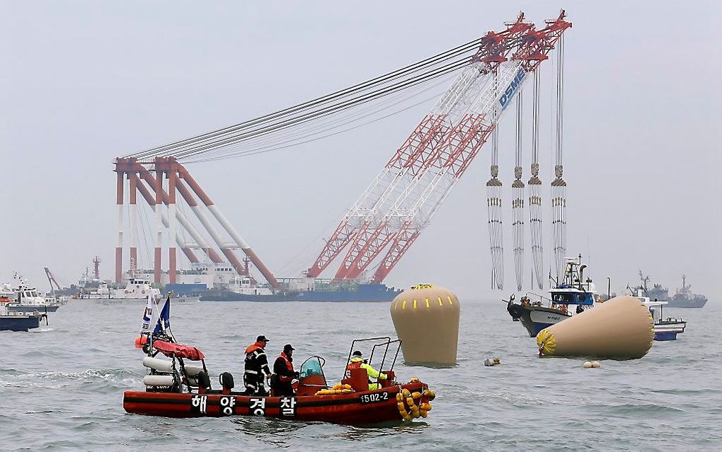 Justitie in Zuid-Korea heeft een arrestatiebevel uitgevaardigd tegen de kapitein en twee bemanningsleden van de veerboot Sewol, die woensdag is gezonken.  beeld EPA