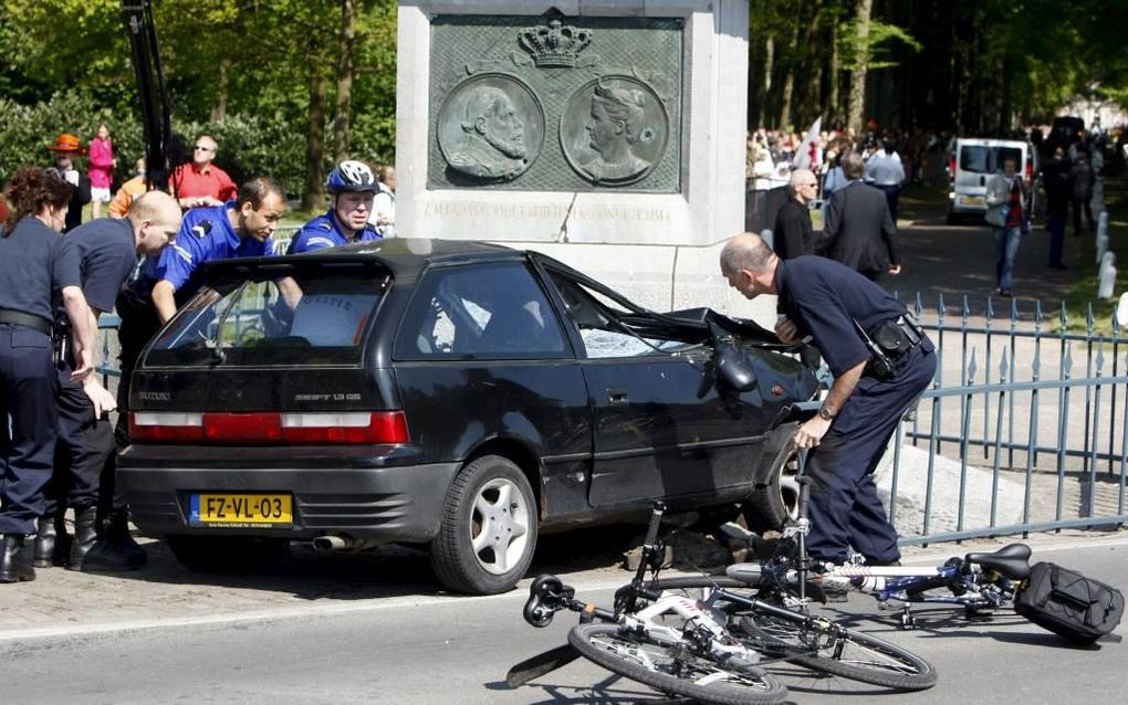 Karst T. reed in 2009 met zijn  auto tegen het hekwerk rond monument De Naald. beeld ANP