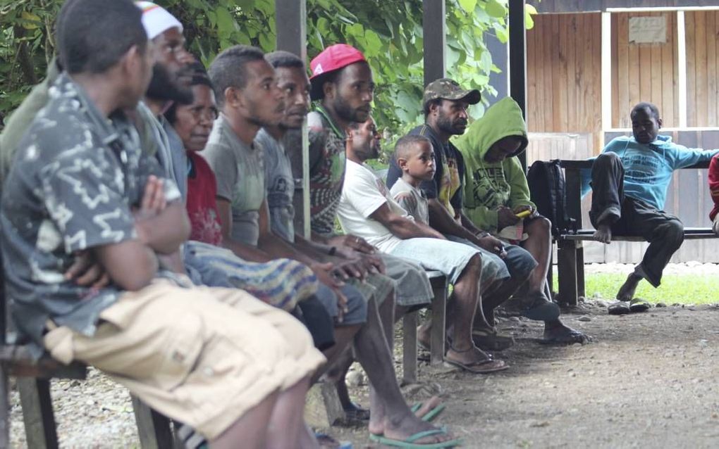 WAMENA. Op een bankje voor de Calvary Clinic in Wamena wachten Papoea’s op hun beurt voor een bezoek aan een arts. beeld Aad Kamsteeg