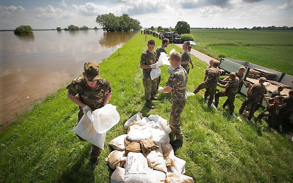 Burgers kunnen bij een dreigende ramp helpen met zandzakken vullen. Beeld ANP