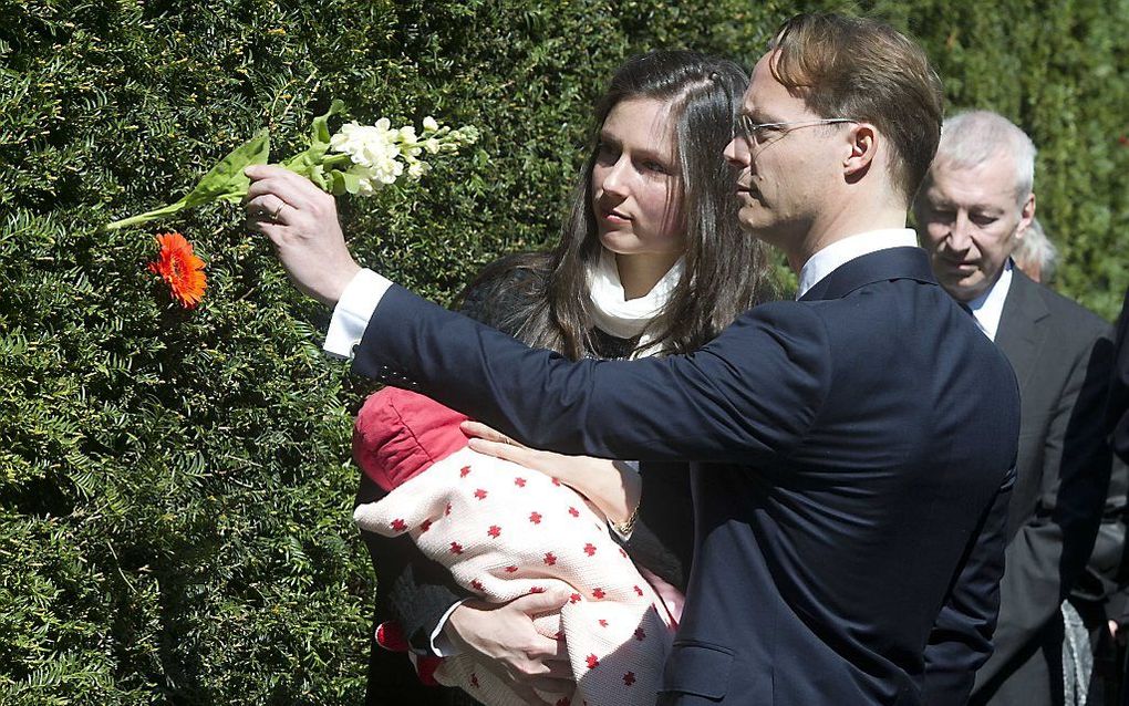 Prins Jaime de Bourbon de Parme en zijn vrouw Viktória plaatsen een bloem bij het Nationaal Dachau Monument tijdens de herdenking van de bevrijding van concentratiekamp Dachau. Dochter Zita Clara is er ook bij. beeld ANP