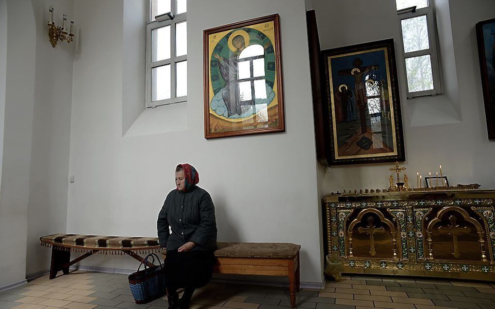 Een vrouw bezoekt zaterdag een kerk in de Oost-Oekraiënse stad Slavyansk. beeld AFP