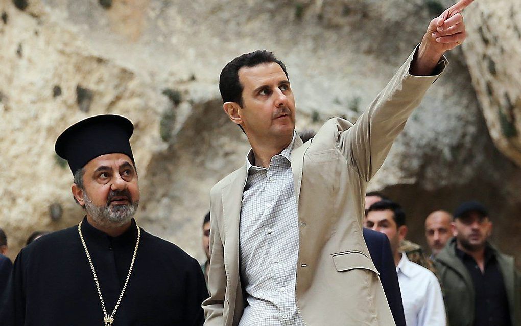 De zittende Syrische president Assad tijdens een bezoek aan Maaloula, afgelopen weekeinde. Foto AFP