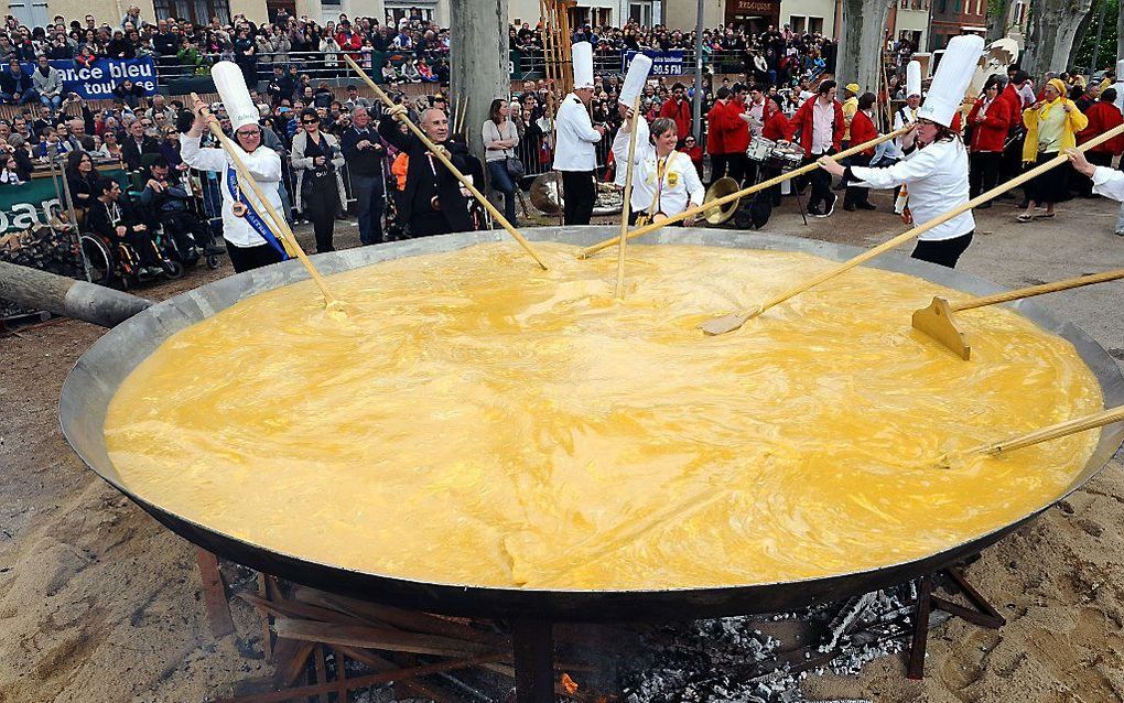 Een broederschap in het Zuid-Franse Bessières bereidt jaarlijks op tweede paasdag een enorme omelet. beeld AFP