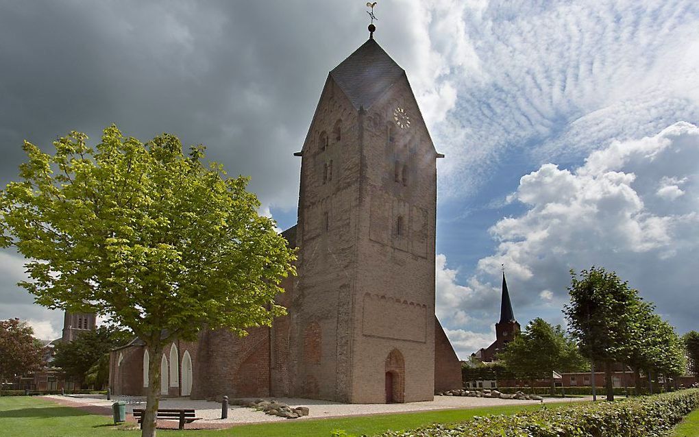 De scheve toren van de Walfriduskerk in Bedum. beeld Sjaak Verboom