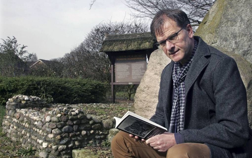 HASSELT. De Zwolse geschiedenisdocent Gert Timmermans met een exemplaar van zijn eerste boek ”De slag gewonnen, de slag verloren”, over de Slag bij Ane. beeld Eelco Kuiken