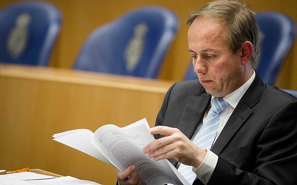 SGP-leider Van der Staaij bestudeert een brief van staatssecretaris Van Rijn (VWS) over de WMO tijdens het debat over de wet, dinsdagavond in de Tweede Kamer. beeld ANP