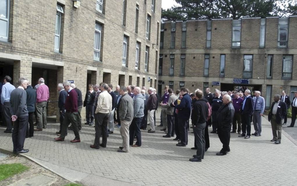 In Leicester heeft tot en met morgen de jaarlijkse predikantenconferentie plaats. Archieffoto: deelnemers aan de 50e conferentie verzamelen zich voor het conferentiegebouw. Beeld Klaas van der Zwaag