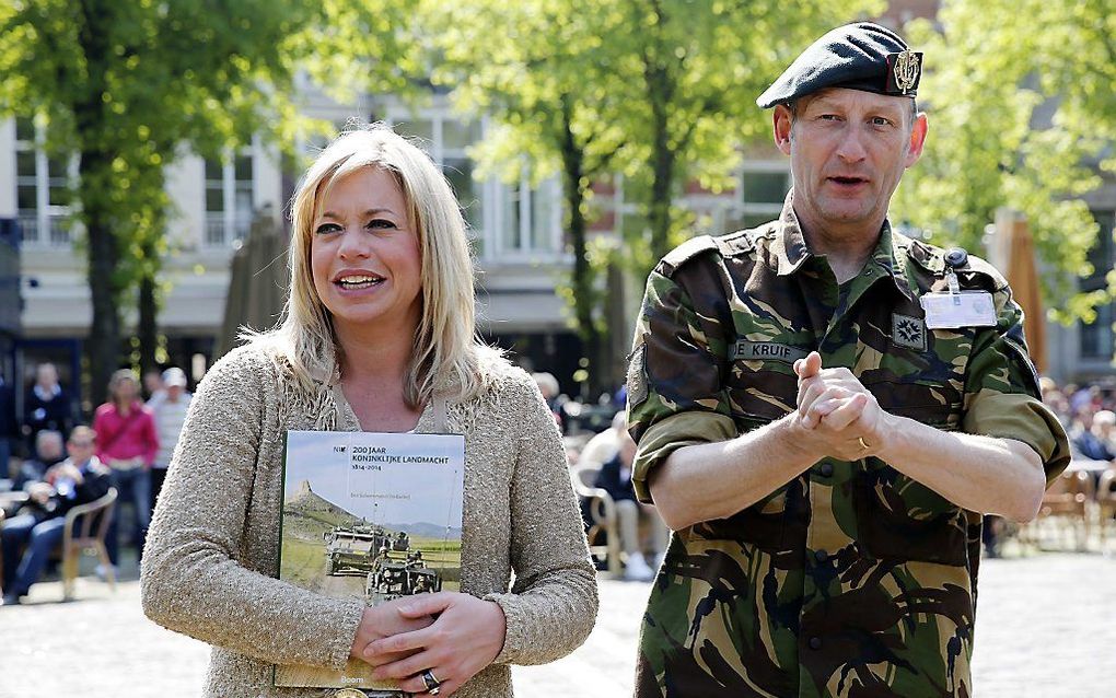 Minister van Defensie Jeanine Hennis-Plasschaert en luitenant-generaal Mart de Kruif woensdag op Landmachtdag. Foto ANP