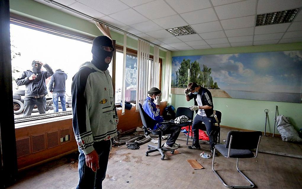 Separatisten in het stadhuis van Marioepol. Foto EPA