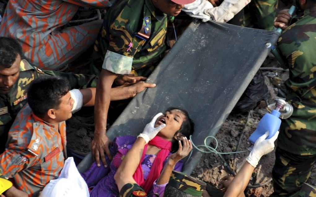 Reshma Akhter (19) overleefde een jaar geleden op miraculeuze wijze de instorting van kledingfabriek Rana Plaza in een voorstad van Dhaka, Bangladesh. Foto AFP