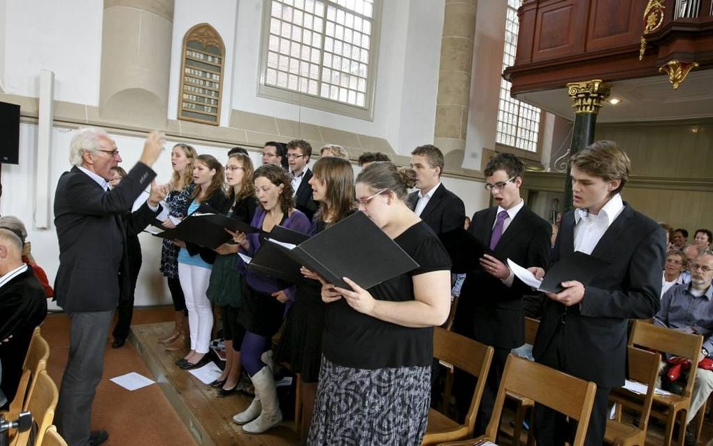 De cantorij van de Theologische Universiteit Kampen tijdens de jaarlijkse Schooldag, in 2010. De universiteit, traditioneel de predikantenopleiding van de Gereformeerde Kerken vrijgemaakt (GKV), kent diverse vrouwelijke studenten.  beeld RD, Anton Dommerh