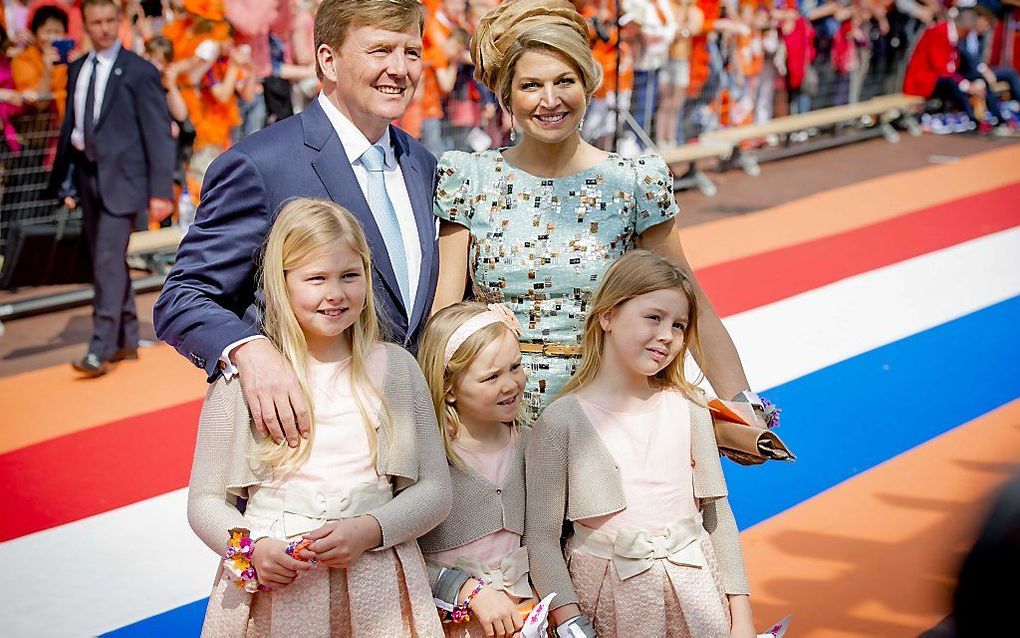 Koning Willem-Alexander, koningin Máxima en de drie prinsessen in Amstelveen. beeld ANP