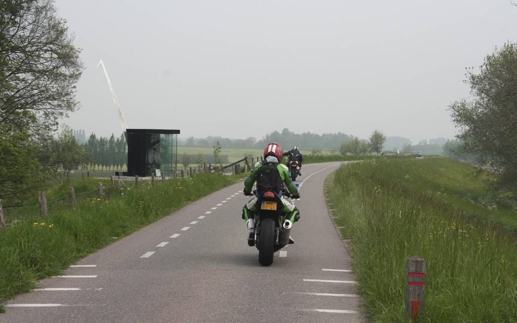 De Lekdijk bij Lopik is voor motorrijders een geliefd traject om het gas eens flink open te draaien. Inwoners klagen over geluidsoverlast en onveilige situaties. beeld André Bijl