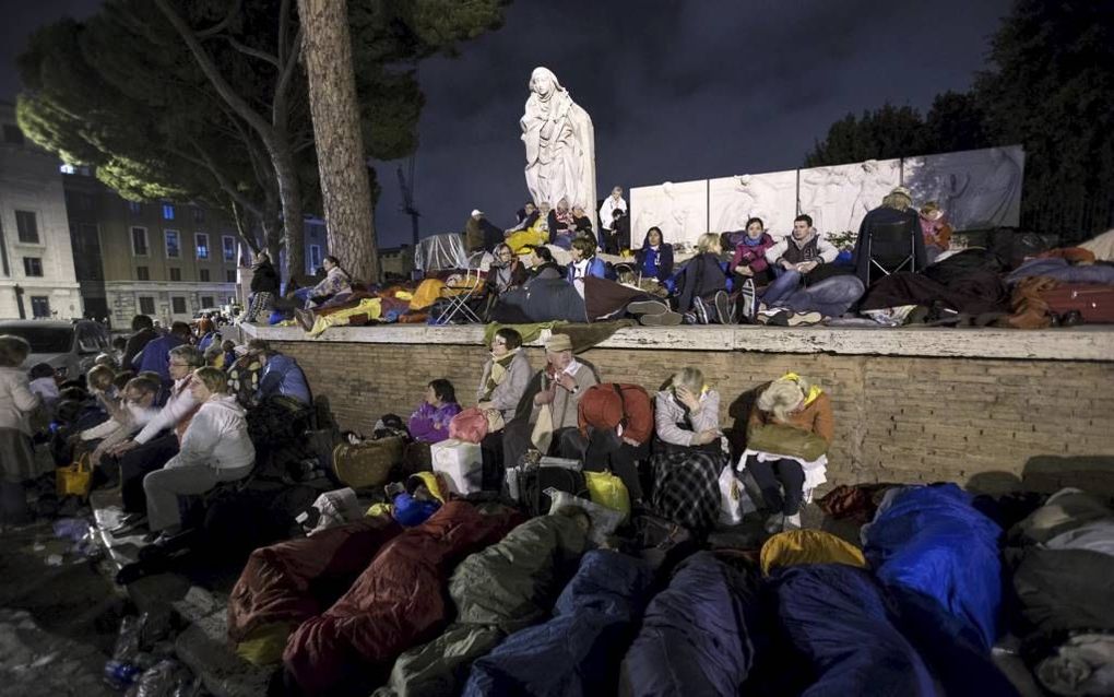 Pelgrims bivakkeren zaterdagavond in Rome op straat, in afwachting van de heiligverklaring van paus Johannes Paulus II en Johannes XXIII. beeld EPA