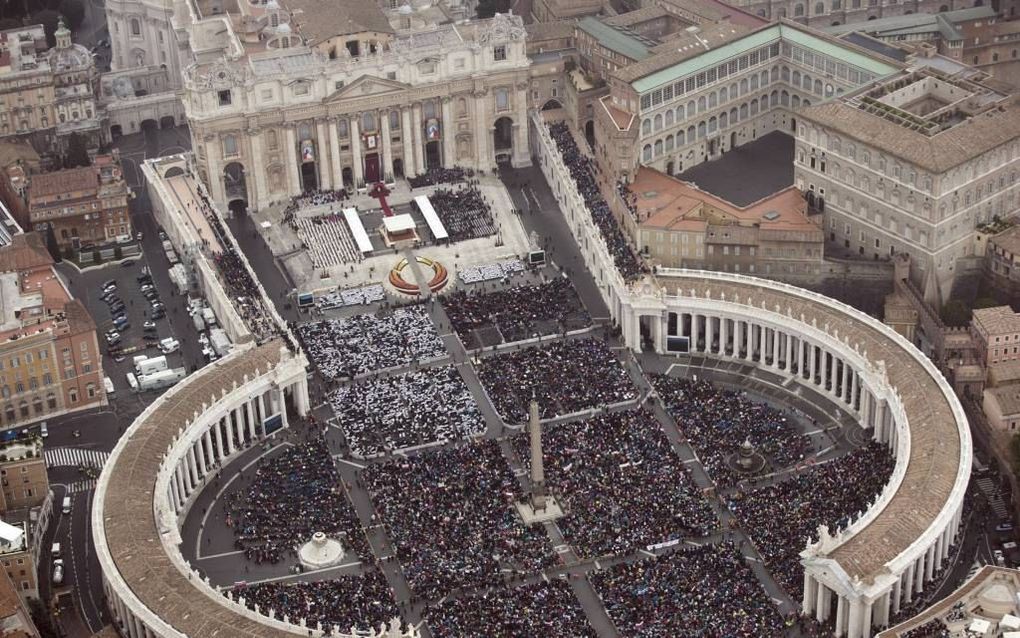 De heiligverklaring van twee pausen bracht zondag in Rome tienduizenden mensen op de been. Beeld EPA