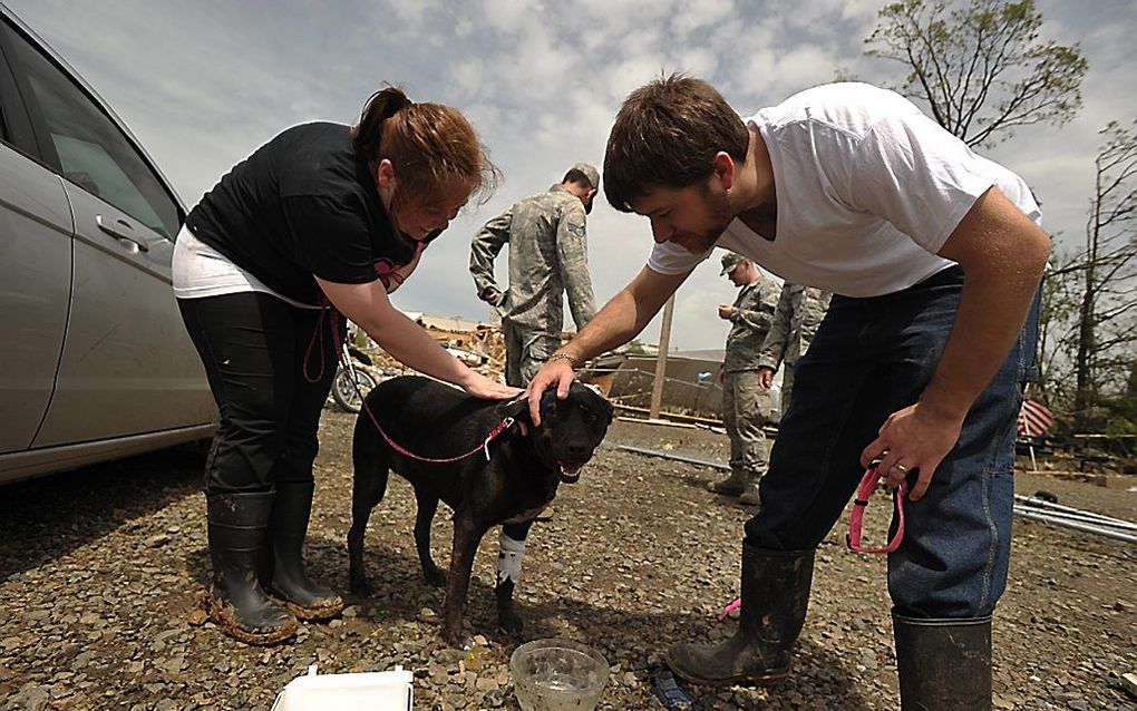 Lauren (L) en Zeth Watts vonden 24 uur na een tornado in Mayflower (Arkansas) hun hond Lucille terug. beeld EPA