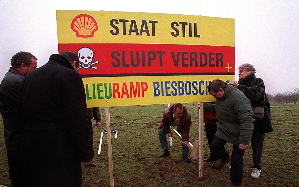 Biesbosch. Actievoerders van de SP plaatsten in 2001 een actiebord op De Stort van Troost. Ze drongen aan op reiniging van de grond. beeld ANP